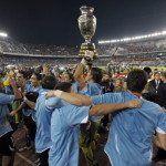 Giocatori Uruguay alzano la Coppa America