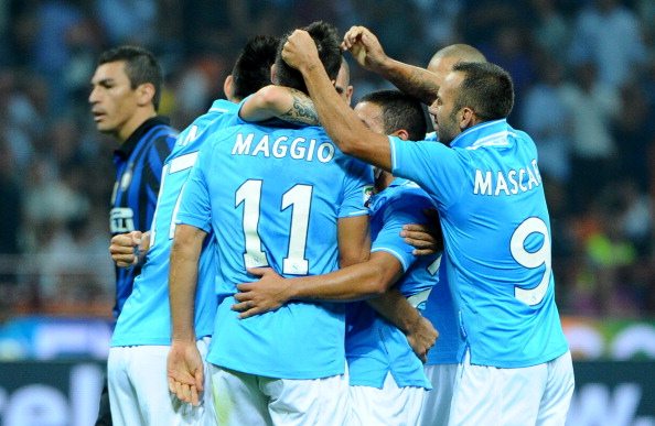 Napoli in delirio, l’Inter crolla a San Siro. Nerazzurri furiosi con Rocchi
