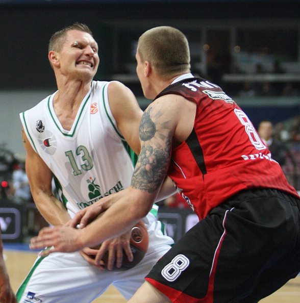 Basket, Milano KO. Siena dilaga a Cremona e si prende la vetta