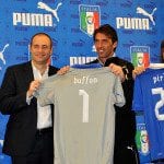 Buffon posa con la maglia azzurra