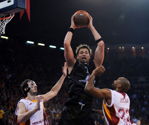 Basket, Siena sola in testa. Vincono Cantù e Venezia