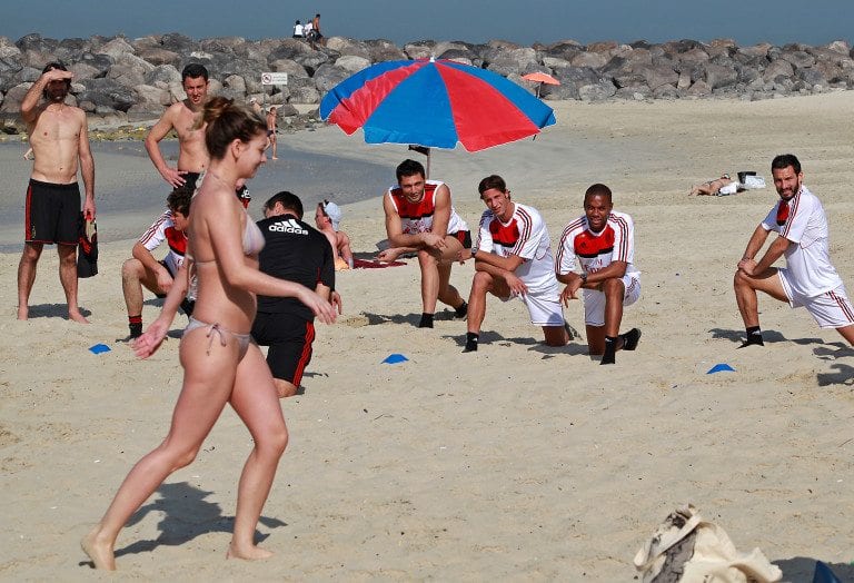 Milan, allenamento in spiaggia a Dubai tra bikini mozzafiato
