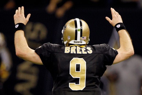 NFL, Brady batte Peyton Manning. Niners-Bears travolgenti record Brees