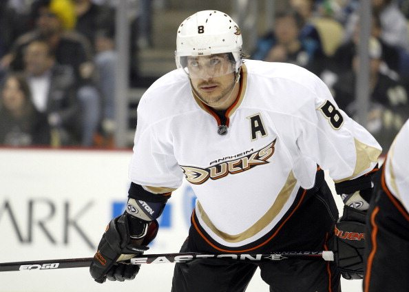 NHL, vittorie per Bruins e Canucks. Penguins KO, grande Teemu Selanne