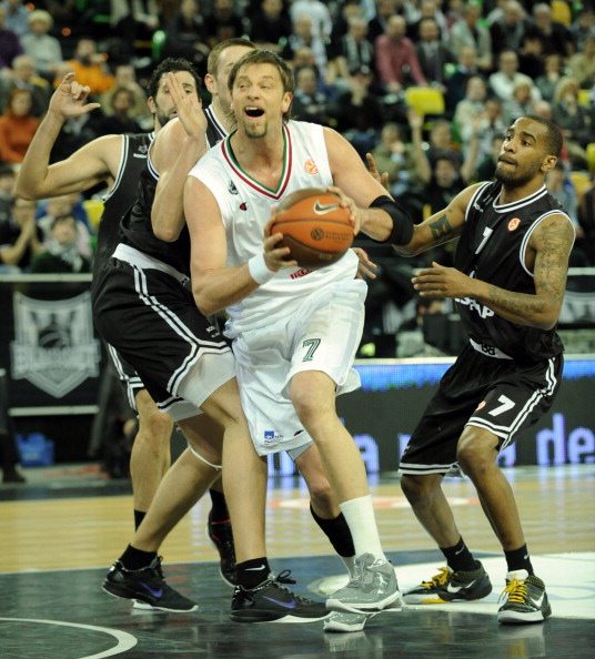 Basket, Milano si inchina a Siena e la Montepaschi riprova la fuga