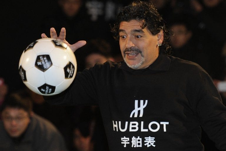 Maradona rissa con i tifosi per difendere la compagna