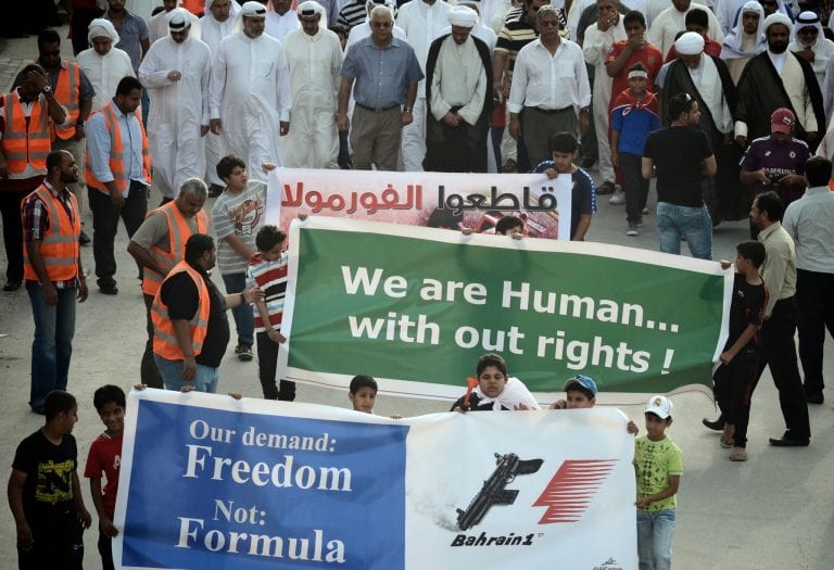 Scontri in Bahrain, un morto. Ecclestone non ferma la F1