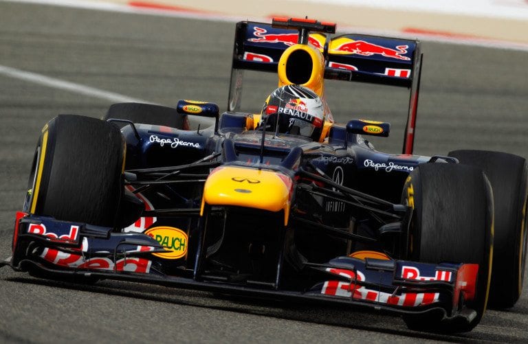 Pole di Vettel in Bahrain, Hamilton in prima fila. Alonso 9°