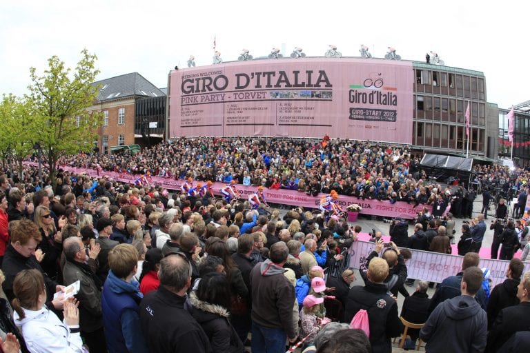 Il Giro d’Italia con il bambino in braccio, Pozzovivo fa il pirata