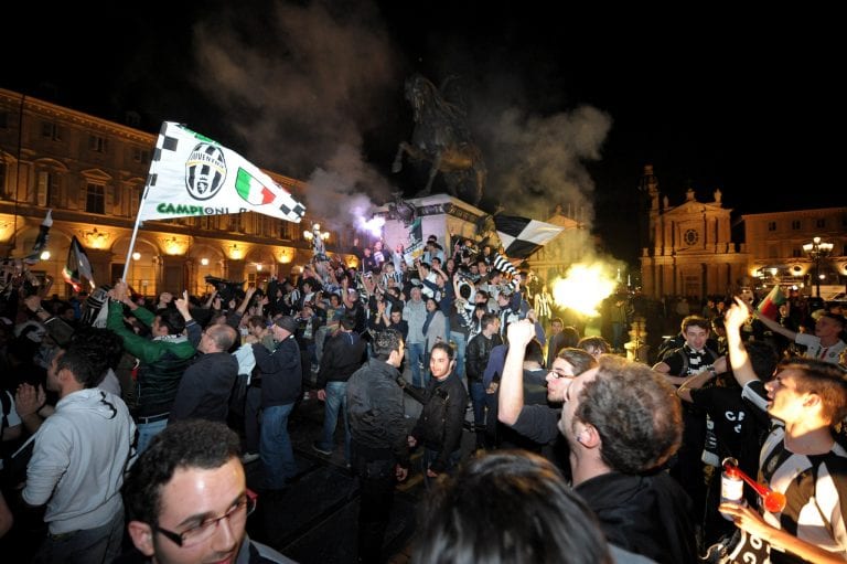 Juventus campione d’Italia, tifosi in delirio nelle piazze di Torino