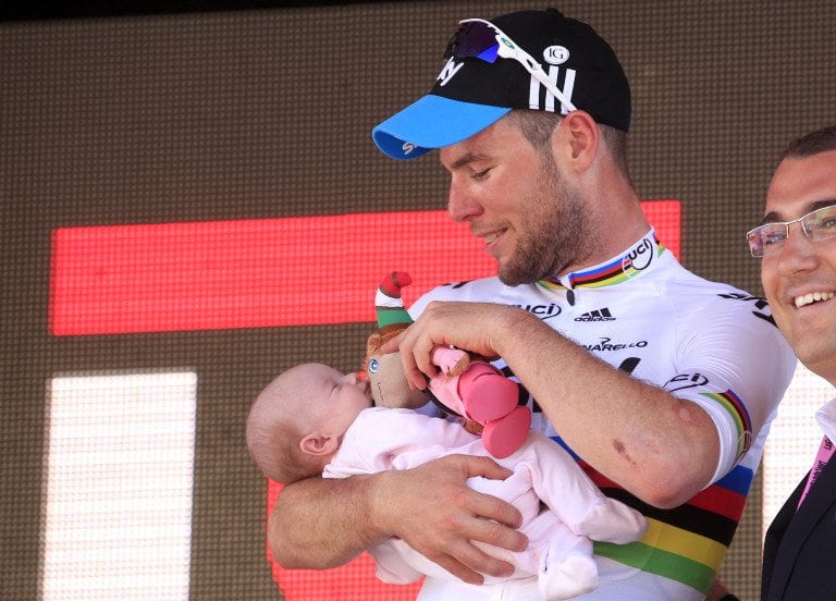 Il Giro d’Italia con il bambino in braccio, in volata è sempre Cavendish