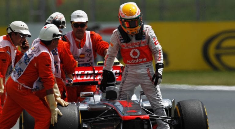 Hamilton penalizzato a Barcellona partirà ultimo. Maldonado in pole