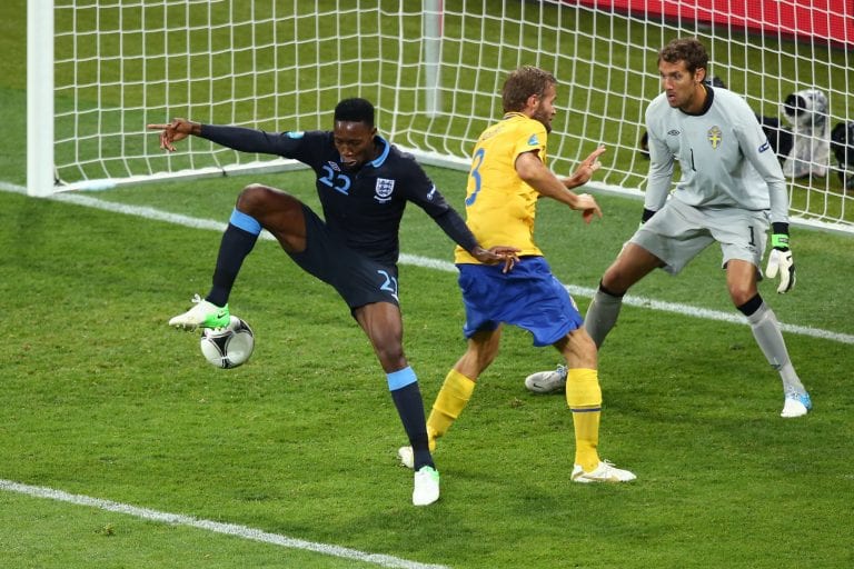 Magia Welbeck, Svezia-Inghilterra 2-3. Ibrahimovic a casa