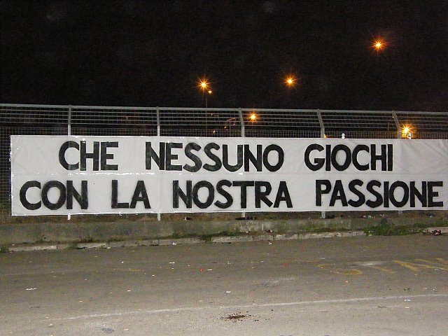 Il Taranto festeggia la Serie B, ma è tutto uno scherzo