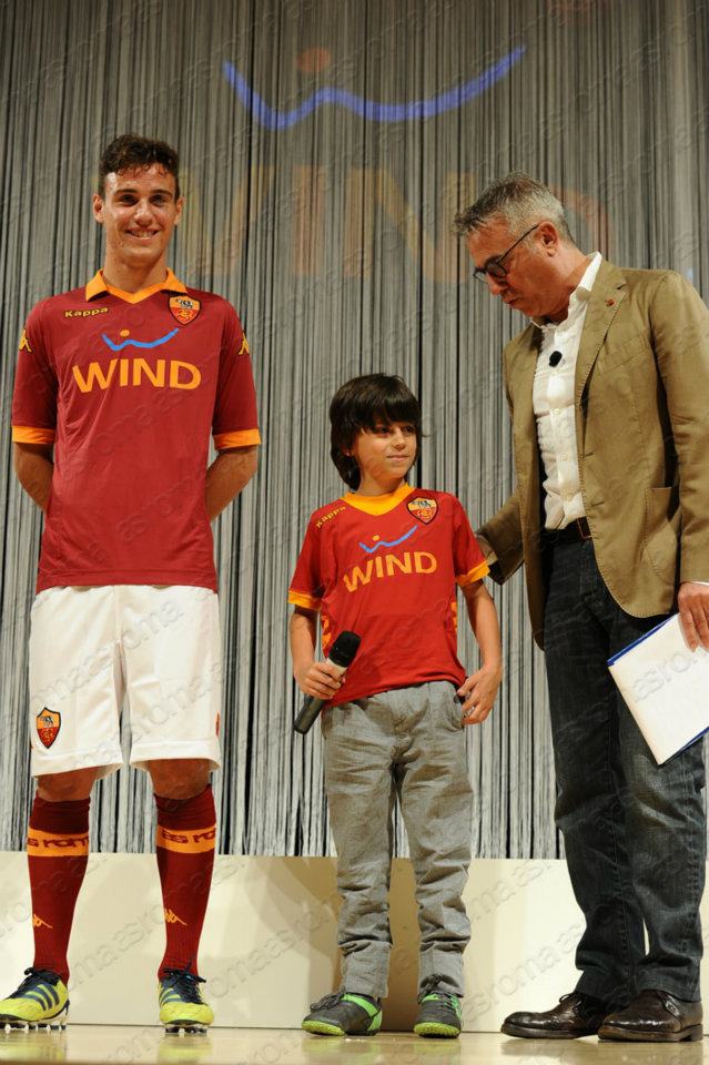 Presentata nuova maglia Roma per la stagione 2012/2013