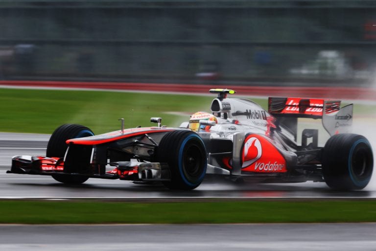 Pioggia a Silverstone, libere a Grosjean e Hamilton