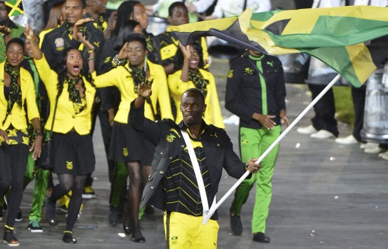 Tutti pazzi per Usain Bolt, assalito a mensa dai colleghi fan