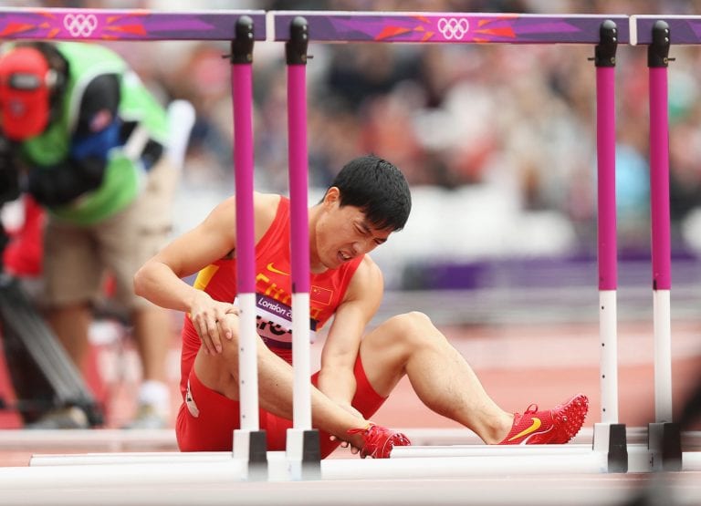 Liu Xiang Olimpiadi maledette, cade al primo ostacolo. Video