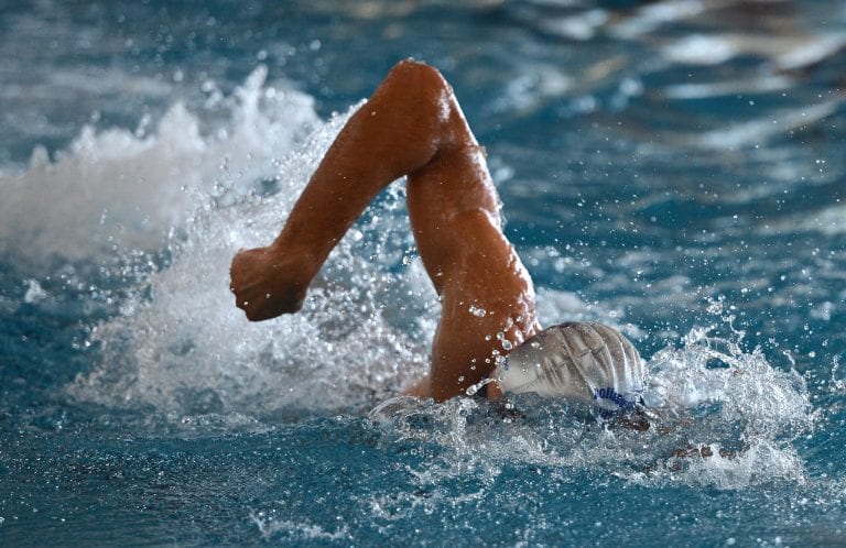 In coma per gioco, giovane nuotatrice rischia la vita