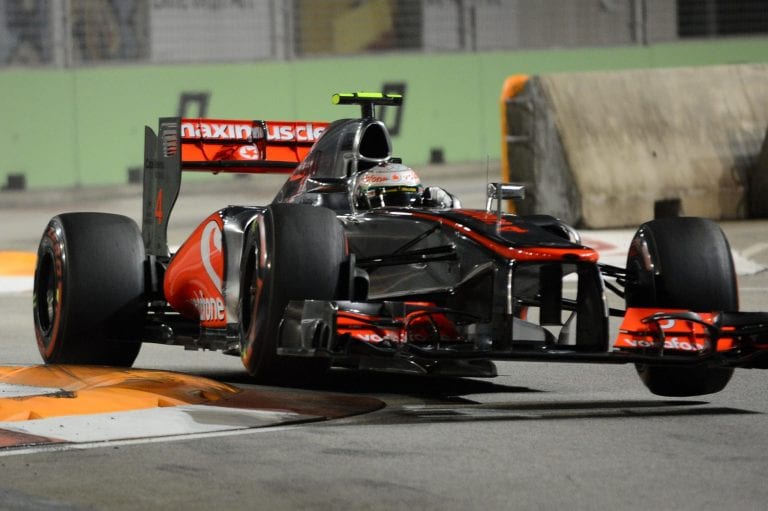 Pole per Hamilton a Singapore davanti a Maldonado. Solo 5° Alonso