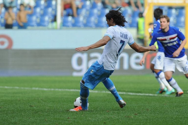Cavani stende la Samp, il Napoli aggancia la Juve in vetta alla classifica