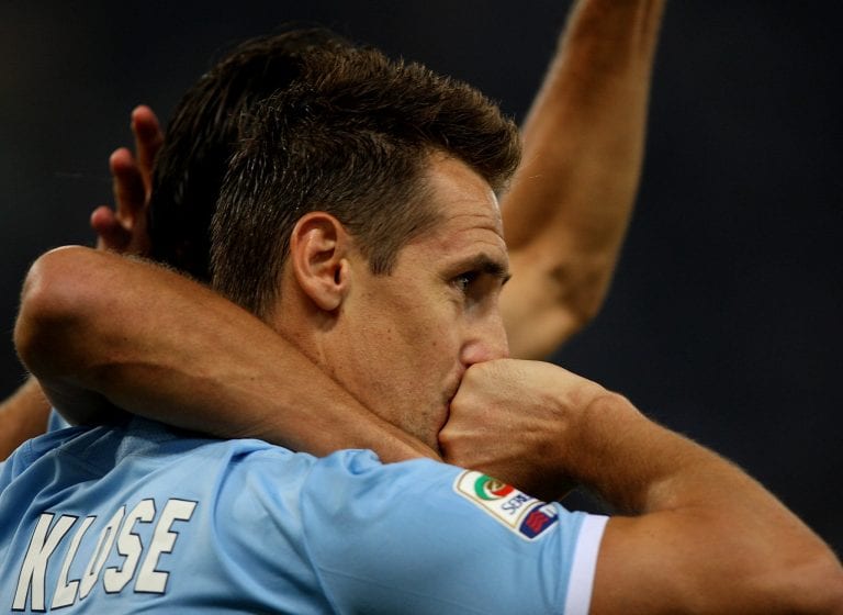 Klose e Hernanes schiantano il Milan. La Lazio vola