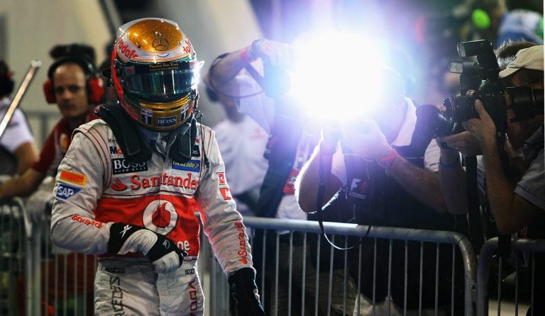 Hamilton in pole ad Abu Dhabi beffa le Red Bull. Alonso 7°