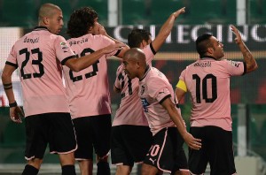 I rosanero festeggiano la vittoria in Palermo-Catania