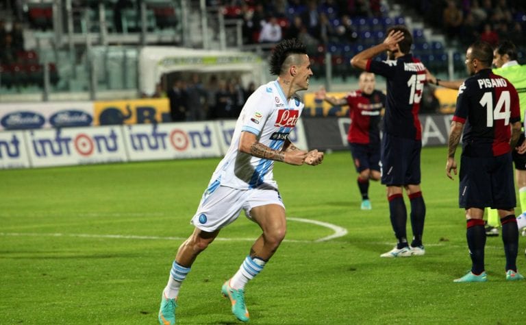 Hamsik avvicina la Juve, il Napoli fatica e vince all’Is Arenas