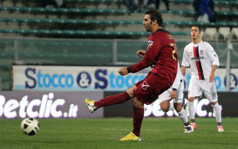 Serie B, Comi salva la Reggina nel derby con il Crotone