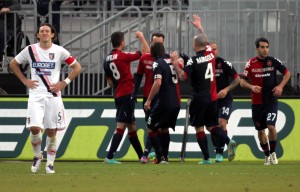 I giocatori del Cagliari esultano al gol di Thiago Ribeiro © Enrico Locci/Getty Images