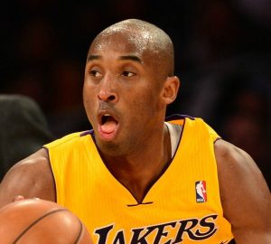 Kobe Bryant e i Lakers alla loro terza vittoria consecutiva | ©FREDERIC J. BROWN/AFP/Getty Images