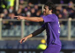 Toni sembra indicare la via da seguire per la Fiorentina © Marco Luzzani/Getty Images
