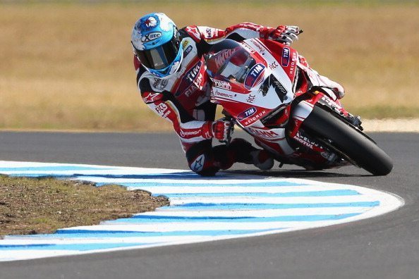 Superbike, Carlos Checa in pole a Phillip Island