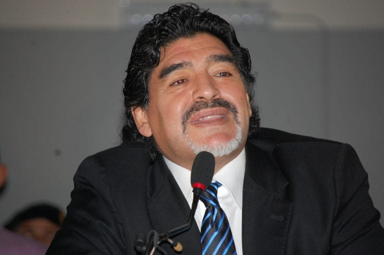 Maradona “Ci mette la faccia” e Napoli va in estasi
