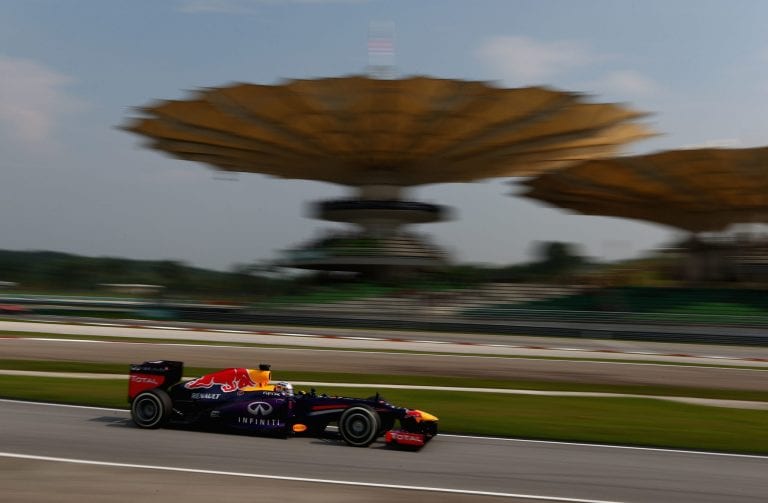 Fulmine Vettel a Sepang: è pole. Massa e Alonso alle sue spalle