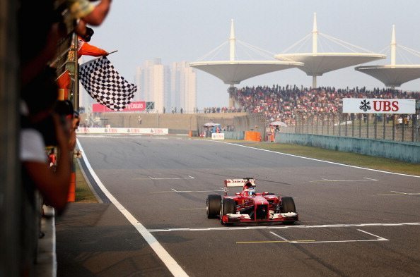 Alonso trionfa in Cina. Raikkonen e Hamilton a podio