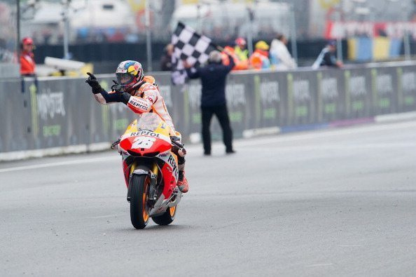 Pedrosa vince sotto la pioggia a Le Mans. Marquez rimonta, Rossi cade