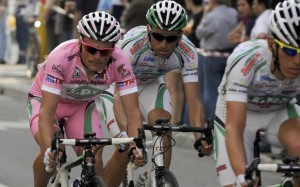 Di Luca in maglia rosa al Giro 2009 ©DAMIEN MEYER/AFP/Getty Images