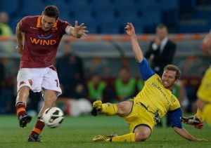 La Roma di Francesco Totti è ormai fuori dal discorso Champions League | © ANDREAS SOLARO/Stringer / Getty Images