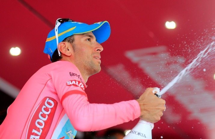 Dalla nebbia spunta Santambrogio. Grande Nibali