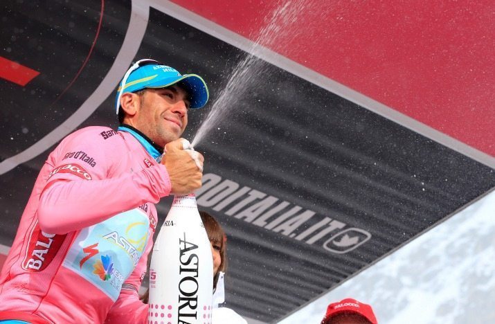 Giro d’Italia, gioia Intxausti. Crolla Santambrogio