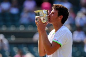 Quinzi bacia il trofeodi junior di Wimbledon ©Mike Hewitt/Getty Images