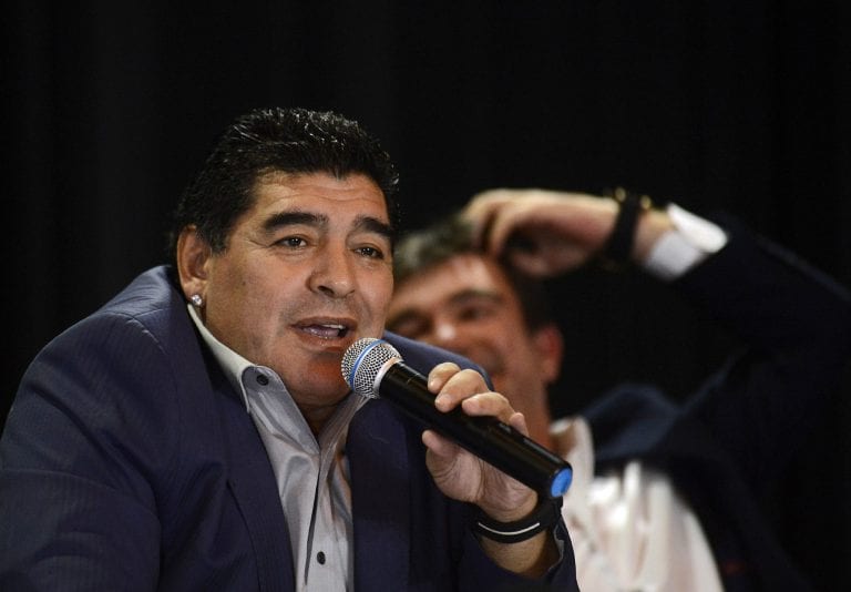 Maradona vs Pelè, è questione di centimetri: “Ha il pene più piccolo”