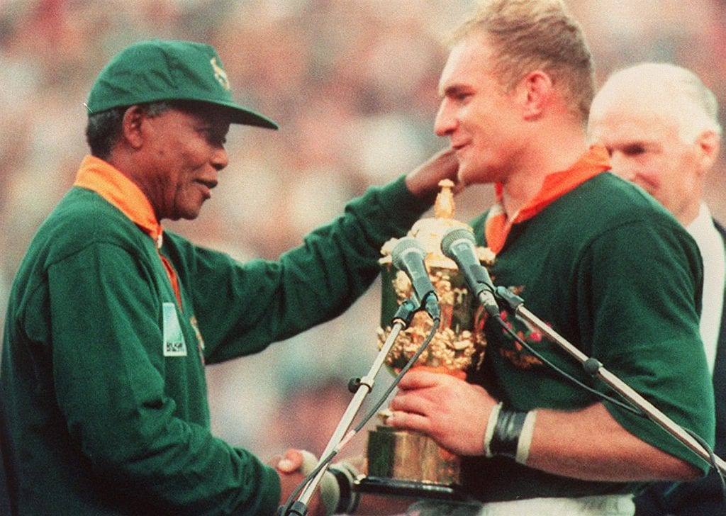 Mandela premia il Capitano della Nazionale del Sud Africa di Rugby | © JEAN-PIERRE MULLER/AFP/Getty Images