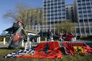Le bandiere della Ferrari davanti alla Clinica di Grenoble | © Philippe Desmazes / Getty Images