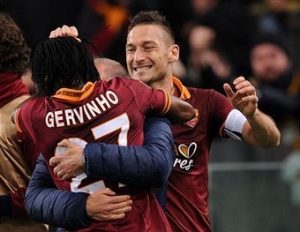 Gervinho e Totti esultano dopo la vittoria| © Giuseppe Bellini, Getty Images / Il Pallonaro
