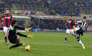Nico Lopez batte Curci per il 2-0 Udinese |© Mario Carlini / Getty Images