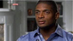 Michael Sam durante un'intervista televisiva su ESPN 