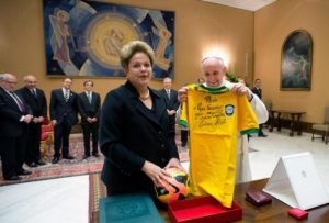 Papa Francesco con la maglia del Brasile